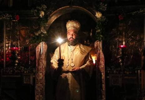 Bilder des Tages Celebration of the great feast in Krka Monastery April 7, 2018, the Monastery of Krka - On Saturday, when the Orthodox believers celebrate the great feast of the Good News, His Eminence Bishop G. Nikodim served in the monastery of Krka with vigilance and Holy Baptism Liturgy. To the gathered crowd of believers who came from all directions, the Bishop congratulated the Resurrection of Jesus on the traditional patroness, Christ the Resurrection. By the arrival of the Bishop of Nicodemus to the entire Dalmatian Diocese for the first time the doors of the Krka Monastery were open to the media on the Great Saturday, to the Vazmena Vdenja, and thus enabled a multitude of believers who were not in the monastery to enjoy watching photographs of the Divine Liturgy.  DuskoxJaramaz PIXSELL
