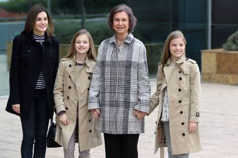 Bilder des Tages LOS REYES, LAS INFANTAS LEONOR Y SOFIA Y LA REINA SOFIA VISITAN A DONJUAN CARLOS EN EL HOSPITAL LEONOR DE BORBON ORTIZ;SOFIA DE BORBON ORTIZ;SOFIA DE GRECIA;SOFIA REINA;LETIZIA ORTIZ ROCASOLANO;LETIZIA ORTIZ; 08 04 2018 The Kings of Spain with Queen Sofía and the Princess visit king Rey Juan Carlos at Hospital EP888 cordon press  EuropaxPressxReportajes