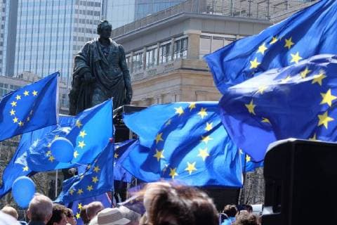 Bilder des Tages 08.04.2018, Frankfurt, DEU, Pulse of Europe Demonstration auf dem Goetheplatz in der Frankfurter Innenstadt. *** 08 04 2018 Frankfurt DEU Pulse of Europe Demonstration on Goetheplatz in the center of Frankfurt