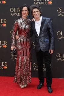 Bilder des Tages English actress Sally Humphreys and English musician Ronnie Wood attend The Olivier Awards 2018 with Mastercard at Royal Albert Hall in London. APRIL 8th 2018  MESx18970
