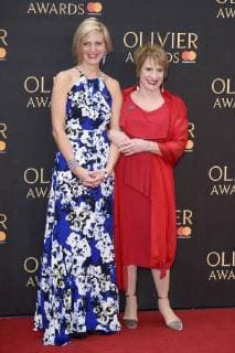 Marianne Elliott and Patti LuPone attending the Olivier Awards 2018 at the Royal Albert Hall London 08 04 2018 Marianne Elliott Patti LuPone  Foto:xS.xVasx xFuturexImage