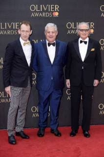 Cameron MacKintosh with accompaniment at the Olivier Awards 2018 at the Royal Albert Hall London 08 04 2018 Cameron MacKintosh with accompaniment  Foto:xS.xVasx xFuturexImage
