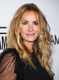 Julia Roberts arriving at the amfAR Gala in Beverly Hills, California - Oct 13, 2017 - amfAR Gala Los Angeles 2017, Beverly Hills California United States Green Acres Estate  Copyright: xOxConnorx h_00457326