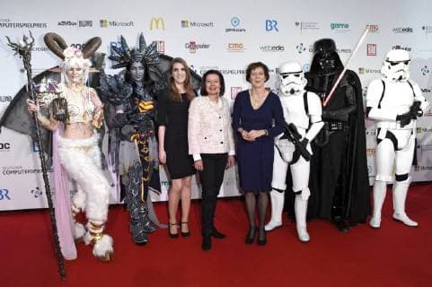 Carolin Kerschbaumer with accompaniment at the presentation of the German Computer Game Prize 2018 in the Kesselhaus Munich 10 04 2018 Foto:xP.xSchönbergerx xFuturexImage
