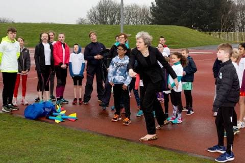 Entertainment Bilder der Woche Bilder des Tages . 11 04 2018. Birmingham, United Kingdom. Prime Minister Theresa May throws a bean bag during a meeting with young athletics hopefuls at the Alexander Stadium in Birmingham, United Kingdom. A £70m plan to expand Birmingham s Alexander Stadium in time for the 2022 Commonwealth Games has been announced.  xCPNAx xi-Imagesx IIM-17459-0010