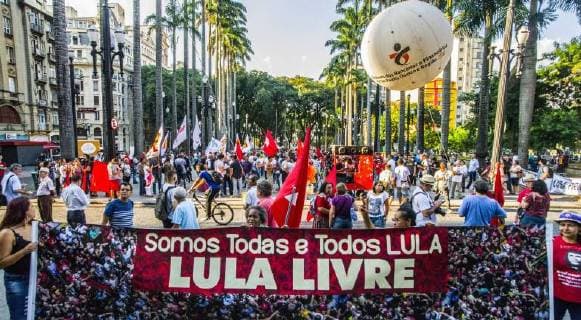 Bilder des Tages April 11, 2018 - SoÂ£O Paulo, SoÂ£o Paulo, Brazil - SAO PAULO SP, SP 11 04 2018 BRAZIL-LULA DA SILVA-SUPPORTERS-DEMO: Supporters of Brazilian former president Luiz Inacio Lula da Silva hold a demonstration outside of Se Cathedral in Sao Paulo, Brazil on April 11, 2018. A justice on Brazil s Supreme Court on Tuesday ordered a delay until next week of a debate on changing a law that could, if passed, lead to the imminent release of recently jailed ex-president Luiz Inacio Lula da Silva. SoÂ£O Paulo Brazil - ZUMAf126 20180411_zap_f126_030 Copyright: xCrisxFagax
