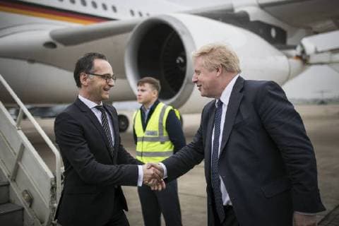 Themen der Woche KW15 Bundesaussenminister Heiko Maas (L), SPD, wird am Flughafen empfangen von Boris Johnson, Aussenminister von Grossbritannien, in Brize Norton, 12.04.2018. Brize Norton United Kingdom *** Federal Foreign Minister Heiko Maas L SPD is received at the airport by Boris Johnson Foreign Minister of Great Britain at Brize Norton 12 04 2018 Brize Norton United Kingdom Copyright: xFlorianxGaertnerx