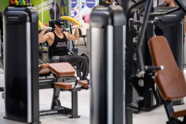 FIBO International Trade Fair for Fitness 12 04 2018 A bodybuilder doing strength training during FIBO at 12 04 2018 Köln NRW Germany Messe