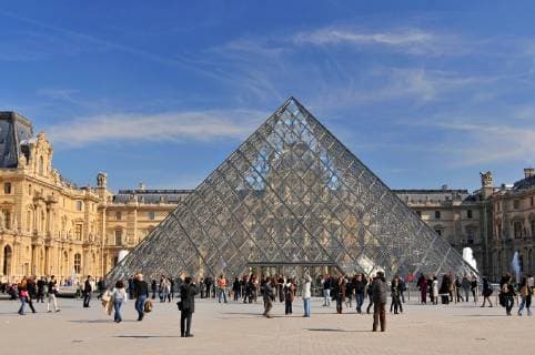 View of Napoleon Courtyard with the Louvre Pyramid and Palace, Paris, France.  BEW1D215EA2