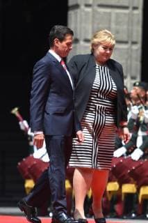 April 12, 2018 - Mexico City, Mexico - Mexican President Enrique Pena Nieto (R) and Norwegian prime Minister Erna Solberg, talk during her welcome ceremony at the National Palace in Mexico City on April 12, 2018. Mexico City Mexico  - ZUMAn230 20180412_zaa_n230_847 Copyright: xCarlosxTischlerx