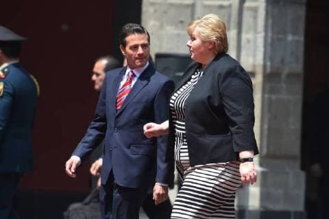 April 12, 2018 - Mexico City, Mexico - Mexican President Enrique Pena Nieto (R) and Norwegian prime Minister Erna Solberg, talk during her welcome ceremony at the National Palace in Mexico City on April 12, 2018. Mexico City Mexico  - ZUMAn230 20180412_zaa_n230_857 Copyright: xCarlosxTischlerx