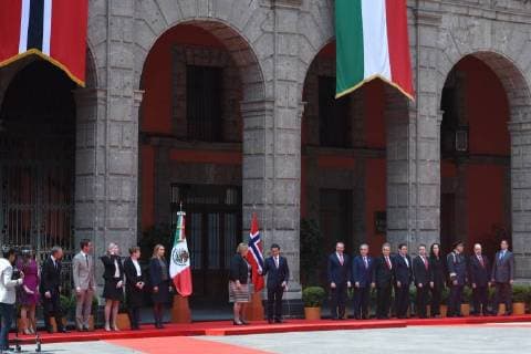 April 12, 2018 - Mexico City, Mexico - Mexican President Enrique Pena Nieto (R) and Norwegian prime Minister Erna Solberg, talk during her welcome ceremony at the National Palace in Mexico City on April 12, 2018. Mexico City Mexico  - ZUMAn230 20180412_zaa_n230_858 Copyright: xCarlosxTischlerx