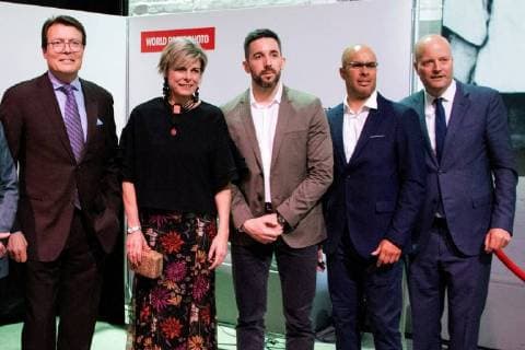 Venezuelan photojournalist Ronaldo Schemidt (2R) poses with Prince Constantijn (L) and Princess Petra (2L) of the Netherlands, among others, after winnign the World Press Photo award in Amsterdam, Netherlands, 12 April 2018. The winning picture portraits Jose Victor Salazar, a Venezuelan opposition protestor accidentally burnt during clashes past 03 May 2017 in Caracas. Venezuelan Ronaldo Schemidt wins World Press Photo award !ACHTUNG: NUR REDAKTIONELLE NUTZUNG!  Copyright: xDavidxMoralesxUrbanejax AMS08 20180413-636591765794065779