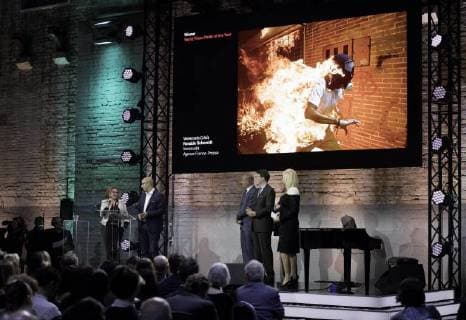 Bilder des Tages 12-04-2018 Amsterdam Prince Constantijn with the winner Ronaldo Schemidt during the World Press Photo 2017 award at the Westergasfabriek in Amsterdam.  Copyright: xPPE NIEBOERx
