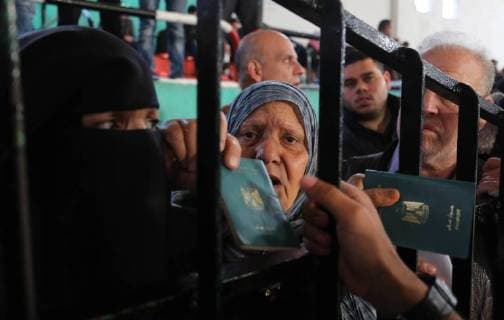 Themen der Woche KW15 Bilder des Tages April 13, 2018 - Khan Younis, Gaza Strip, Palestinian Territory - Palestinians wait to travel into Egypt, after the Rafah border crossing was opened for three days for humanitarian cases, in the southern Gaza Strip April 13, 2018 Khan Younis Palestinian Territory - ZUMAap3_ 20180413_zaf_ap3_013 Copyright: xAshrafxAmrax
