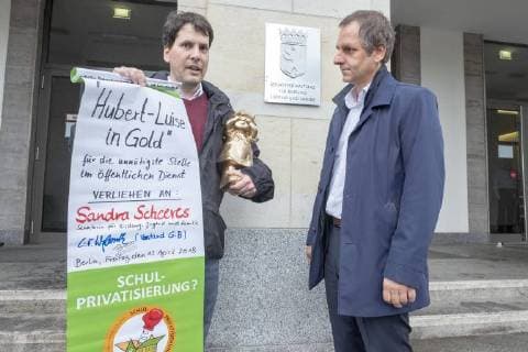 Negative Dwarf Germany Berlin 13 04 2018 Negative Prize for Tendering Upper Governing Council Public Relations Taskforce School Building awarded Distinction Negative Prize Hubert Luise in Gold Dwarf for the