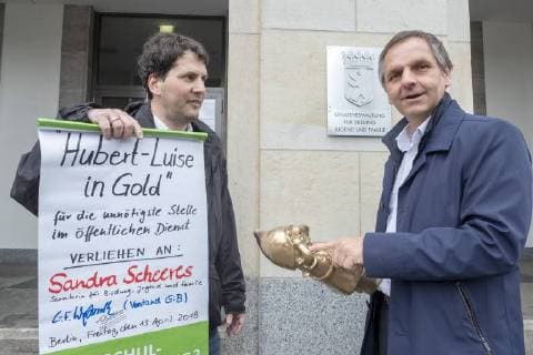Negative Dwarf Germany Berlin 13 04 2018 Negative Prize for Tendering Upper Governing Council Public Relations Taskforce School Building awarded Distinction Negative Prize Hubert Luise in Gold Dwarf for the