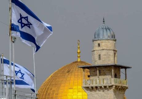 Der Davidstern, die israelische Flagge, weht vor dem Felsendom auf dem Tempelberg in Jerusalem . *** The Star of David the Israeli flag blows in front of the Dome of the Rock on the Temple Mount in Jerusalem