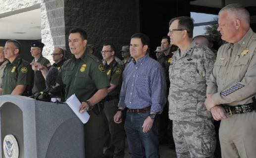The head of the Border Patrol of the Tucson Sector, Rodolfo Karisch (C-L), speaks accompanied by the governor of Arizona, the Republican Doug Ducey (C), during a press conference in the border city of Nogales, Arizona, USA, 13 April 2018. The state of Arizona sent a first contingent of 60 soldiers of the US National Guard to its border with Mexico, where it will give support by land and air to the Border Patrol, although it is also expected to attend the ports of entry. There is no higher priority than public safety, for many years we have asked the federal government for help, we finally have an administration that is taking action, said Ducey. Arizona deploys in the border with Mexico the first soldiers of the US National Guard !ACHTUNG: NUR REDAKTIONELLE NUTZUNG! Copyright: xGARYxM.xWILLIAMSx AZN001 20180414-636592706874058528