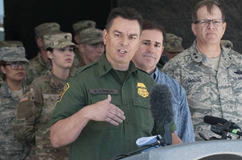 The head of the Border Patrol of the Tucson Sector, Rodolfo Karisch (C), speaks accompanied by the governor of Arizona, the Republican Doug Ducey (C-R), during a press conference in the border city of Nogales, Arizona, USA, 13 April 2018. The state of Arizona sent a first contingent of 60 soldiers of the US National Guard to its border with Mexico, where it will give support by land and air to the Border Patrol, although it is also expected to attend the ports of entry. There is no higher priority than public safety, for many years we have asked the federal government for help, we finally have an administration that is taking action, said Ducey. Arizona deploys in the border with Mexico the first soldiers of the US National Guard !ACHTUNG: NUR REDAKTIONELLE NUTZUNG! Copyright: xGARYxM.xWILLIAMSx AZN001 20180414-636592707497652255