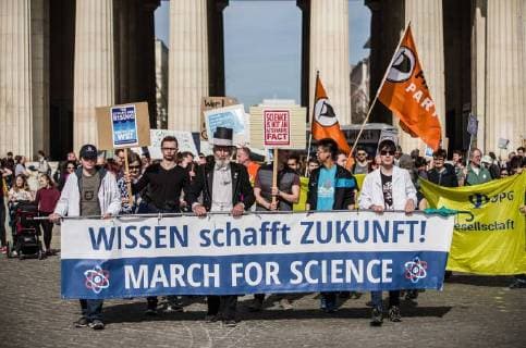 Themen der Woche KW15 Bilder des Tages April 14, 2018 - Munich, Bavaria, Germany - On April 14, 2018, Munich held its second March for Science event, with the event beginning at Koenigsplatz and ending at the famed Marienplatz. The March for Science originally began as a subreddit thread that was a response to the Trump Administration removing the Climate Change page from government sites. Eventually, a global, pro-science movement was grounded, with 230 cities worldwide participating this year. The Munich organization team is composed primarily of American expatriates and not only focuses on science and knowledge, but fact-based politics. Several hundred were in attendance. Munich Germany - ZUMAb160 20180414_zbp_b160_009 Copyright: xSachellexBabbarx