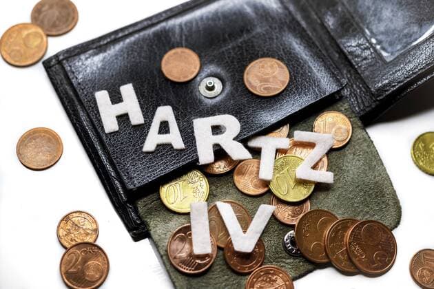 Portemonnaie mit Kleingeld und Schriftzug Hartz IV *** Wallet with coins and lettering Hartz IV ** NUR FUER REDAKTIONELLE ZWECKE ** EDITORIAL USE ONLY **