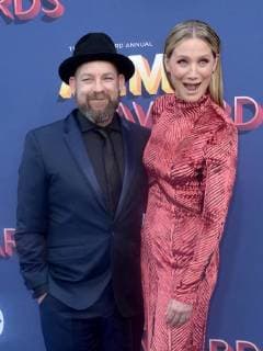 Singers Kristian Bush (L) and Jennifer Nettles of Sugarland attend the 53rd annual Academy of Country Music Awards held at MGM Grand Garden Arena in Las Vegas, Nevada on April 15, 2018. The show will be telecast live on CBS.  LAV20180415177 JIMxRUYMEN