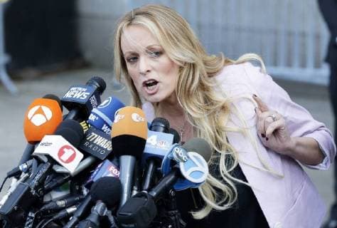 Themen der Woche KW16 Bilder des Tages Adult-film star Stormy Daniels who is entangled in a legal fight with U.S. President Donald Trump s longtime personal lawyer Michael Cohen delivers a short statement when she exits a hearing in New York City on April 16, 2018. U.S. President Donald Trump s longtime personal lawyer Michael Cohen also arrived at Manhattan Federal Court on Monday for a showdown over documents seized as part of a federal investigation that could cast a harsh light on TrumpÕs business and personal relationships.  NYP20180416108 JOHNxANGELILLO