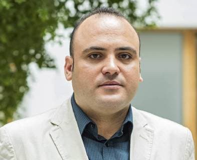 Fuer einen furchtlosen Einsatz trotz staatlicher Repressionen wird das aegyptische Nadeem-Zentrum in Kairo fuer die Rehabilitierung von Opfern von Gewalt und Folter mit dem Menschenrechtspreis von Amnesty International am Montagabend (16.04.18) in Berlin ausgezeichnet. Stellvertretend fuer das Nadeem-Zentrum nimmt der aegyptische Arzt und Menschenrechtsaktivist Taher Mokhtar entgegen, da die Betreiber des Zentrums nicht aus Aegypten ausreisen duerfen (Foto bei der Pressekonferenz am Montag). Das Nadeem-Zentrum setzt sich seit 25 Jahren fuer Folteropfer ein. Die Mitarbeiter der Organisation errichteten eine Spezialklinik zur Behandlung Ueberlebender von Misshandlungen durch die Sicherheitskraefte, wo Betroffene medizinisch und psychologisch betreut werden. Im Februar 2017 wurde die Klinik von den Behoerden offiziell geschlossen, doch die Copyright: epd-bild ChristianxDitsch EDITORIAL USE ONLY