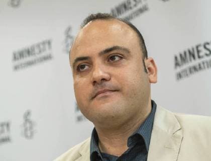 Fuer einen furchtlosen Einsatz trotz staatlicher Repressionen wird das aegyptische Nadeem-Zentrum in Kairo fuer die Rehabilitierung von Opfern von Gewalt und Folter mit dem Menschenrechtspreis von Amnesty International am Montagabend (16.04.18) in Berlin ausgezeichnet. Stellvertretend fuer das Nadeem-Zentrum nimmt der aegyptische Arzt und Menschenrechtsaktivist Taher Mokhtar (Foto bei der Pressekonferenz am Montag) entgegen, da die Betreiber des Zentrums nicht aus Aegypten ausreisen duerfen. Das Nadeem-Zentrum setzt sich seit 25 Jahren fuer Folteropfer ein. Die Mitarbeiter der Organisation errichteten eine Spezialklinik zur Behandlung Ueberlebender von Misshandlungen durch die Sicherheitskraefte, wo Betroffene medizinisch und psychologisch betreut werden. Im Februar 2017 wurde die Klinik von den Behoerden offiziell geschlossen, doch die Copyright: epd-bild ChristianxDitsch EDITORIAL USE ONLY