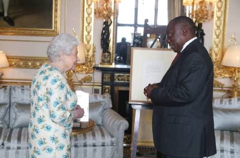 . 17 04 2018. Windsor, United Kingdom. Queen Elizabeth II shows South African President Cyril Ramaphosa letters between her and Nelson Mandela, on South Africa returning to the Commonwealth which was presented as a gift to him during an audience at Windsor Castle, United Kingdom.  xROTAx xi-Imagesx IIM-17515-0004