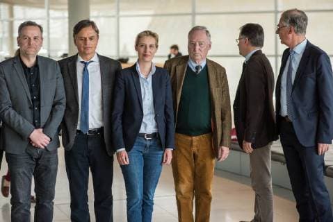Politik Rechte AfD-Fraktion Der Fraktionsvorstand der Alternative fuer Deutschland nimmt vor der Fraktionssitzung am Dienstag den 17. April 2018 Aufstellung zu einem Fotoshooting. Im Bild vlnr.: Leif-Erik Holm, stellvertretender Fraktionsvorsitzender; Bernd Baumann, Parlamentarischer Geschaeftsfuehrer; Alice Weidel, Fraktionsvorsitzende; Alexander Gauland, Partei- und Fraktionsvorsitzender; Juergen Braun, Parlamentarischer Geschaeftsfuehrer; Roland Hartwig, stellvertretender Fraktionsvorsitzender. 17.4.2018, Berlin *** Politics Rights AFD faction The parliamentary group leader of the alternative for Germany takes before the group meeting on Tuesday 17 April 2018 lineup for a photo shoot In the picture from left to right Leif Erik Holm deputy chairman Bernd Baumann parliamentary executive di