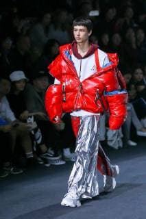 Themen der Woche KW16 Bilder des Tages A model displays a creation of SPORTSWEAR by a graduate during a fashion show for graduation design works at Beijing Institute of Fashion Technology (BIFT) in Beijing, China, 18 April 2018. SPORTSWEAR fashion designs by BIFT graduates released in Beijing  pbu787224_10