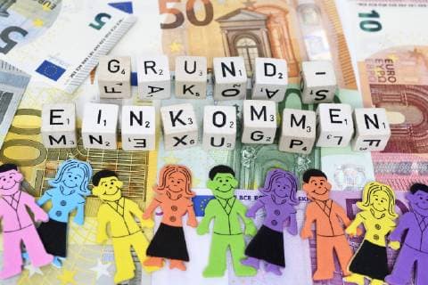 Letter cubes shape the word ground income on bills ** NUR FUER REDAKTIONELLE ZWECKE ** EDITORIAL USE ONLY **