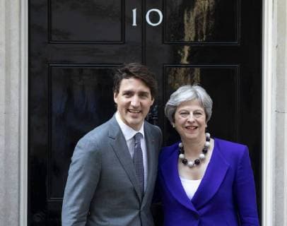 Bilder des Tages April 18, 2018 - London, UK - Prime Minister of Canada JUSTIN TRUDEAU (L) and Prime Minister THERESA MAY (R) outside 10 Downing Street. London UK  - ZUMAl94_ 20180418_zaf_l94_566 Copyright: xRobxPinneyx