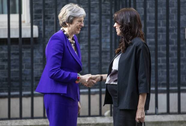 Bilder des Tages April 18, 2018 - London, London, UK - London, UK. Prime Minister Theresa May (L) and Prime Minister of New Zealand Jacinda Ardern (R) greet each other on Downing Street. London UK  - ZUMAl94_ 20180418_zaf_l94_577 Copyright: xRobxPinneyx