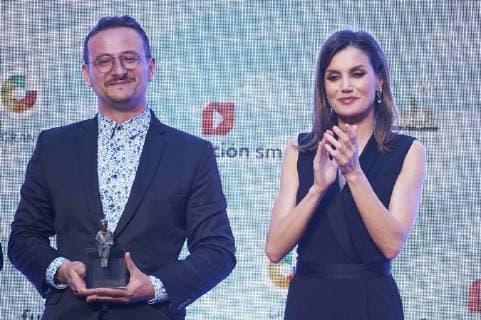 18-04-2018 Spain Queen Letizia with David Pena during the children youth literature awards, El Vapor Boat and Grand Angular, at the Casa de Correos in Madrid. No Spain  Copyright: xxPPE Thortonx