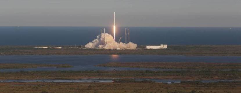 Themen der Woche KW16 Bilder des Tages April 18, 2018 - Cape Canaveral, FL, USA - A SpaceX Falcon 9 rocket carrying a TESS spacecraft lifts off on Wednesday, April 18, 2018, from Space Launch Complex 40 at Cape Canaveral Air Force Station in Florida. TESS, which stands for Transiting Exoplanet Survey Satellite, is a telescope camera that will hunt for undiscovered worlds around nearby stars, providing targets where future studies will assess their capacity to harbor life, NASA says. Cape Canaveral USA - ZUMAm67_ 20180418_zaf_m67_006 Copyright: xRedxHuberx