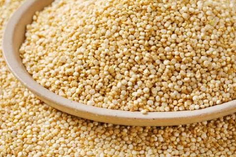 IMAGO Nature: Unsere Erde, Klimawandel, Ernährung, Pflanzen der Zukunft, Quinoa bowl of white quinoa seeds on quinoa background - detail CTKPhotoF201804180384001 