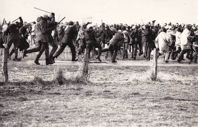Brokdorf. Demonstration gegen den Bau des Kernkraftwerkes Brokdorf. Polizisten prügeln mit Schlagstöcken auf Demonstranten ein.1981-02-28 *** Brokdorf demonstration against the construction of the Brokdorf nuclear power plant Policemen beat with batons on protesters a 1981 02 28