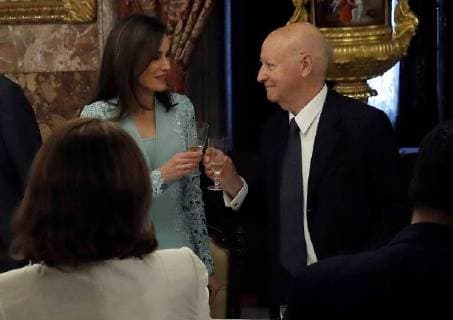 GRAF8223MADRID, 20 04 2018.- La reina Letizia brinda con el escritor Jorge Edwards durante el tradicional almuerzo ofrecido por los Reyes hoy en el Palacio Real a una amplia representación del mundo de las letras previo a la entrega del Premio Cervantes, que en la presente edición recibirá el escritor nicaragüense Sergio Ramírez. EFE Ballesteros ***POOL*** Spanish King Felipe VI and Queen Letizia Ortiz with writer Segio Ramirez and wife attending launch on occasion Cervantes Award of Spanish and Iberoamerican Literature at RoyalPalace in Madrid on Friday 20, April 2018. 66 Cordon Press  Ballesteros ESPAÑA PREMIO CERVANTES