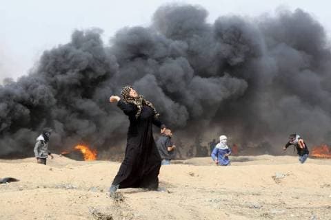 Themen der Woche KW16 Bilder des Tages April 20, 2018 - Gaza City, Gaza Strip, Palestinian Territory - Palestinian women hurl stones towards Israeli security forces during clashes at tents protest where Palestinians demand the right to return to their homeland, in east of Gaza city on April 20, 2018 Gaza City Palestinian Territory - ZUMAap3_ 20180420_zaf_ap3_265 Copyright: xAtiaxDarwishx