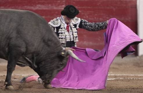 Mexican bullfighter Arturo Saldivar in action during the second bullfighting of the National San Marcos Fair in Aguascalientes, Mexico, 20 April 2018. econd bullfight of the San Marcos Fair in Aguascalientes !ACHTUNG: NUR REDAKTIONELLE NUTZUNG!  Copyright: xMarioxGuzmanx MEX001 20180421-636598854358671128