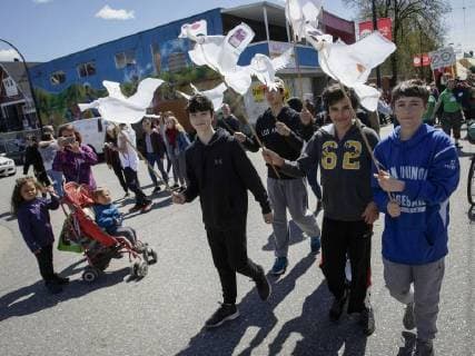 (180422) -- VANCOUVER, April 22, 2018 -- Participants carry seagull shaped sculptures during the Earth Day Parade in Vancouver, Canada, on April 21, 2018. Hundreds of people took part in the activity to show support for environmental protection. ) (yy) CANADA-VANCOUVER-EARTH DAY-PARADE LiangxSen 