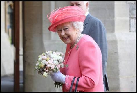 Entertainment Bilder der Woche KW16 Bilder des Tages . 22 04 2018. London, United Kingdom. Her Majesty The Queen Starts The London Marathon. Queen Elizabeth II with Sir John Spurling, after she started the London Marathon from Windsor Castle, which was relayed to big screens at Blackheath, setting off 40,000 runners on the 26.2 miles to The Mall, on April 22, 2018 in Windsor, England.  xi-Imagesx xPoolx IIM-17583-0009