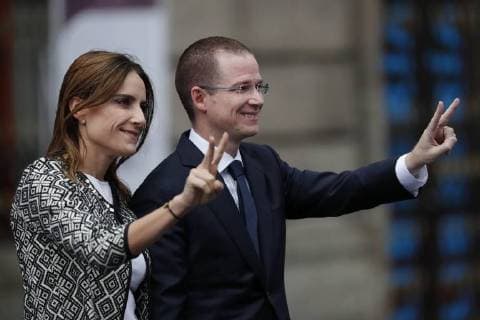 The candidate for the Presidency of Mexico conservative Ricardo Anaya (R) greets accompanied by his wife Carolina Martinez Franco (L) upon their arrival to the first great debate, in Mexico City, Mexico, 22 April 2018. The five candidates debate to present their proposals on issues of security, fight against corruption and democracy and try to convince voters of their chances of victory in the elections on July 1. Candidates from Mexico debate security, corruption and impunity !ACHTUNG: NUR REDAKTIONELLE NUTZUNG!  Copyright: xJORGExNUNEZx CMX01 20180423-636600525418063127