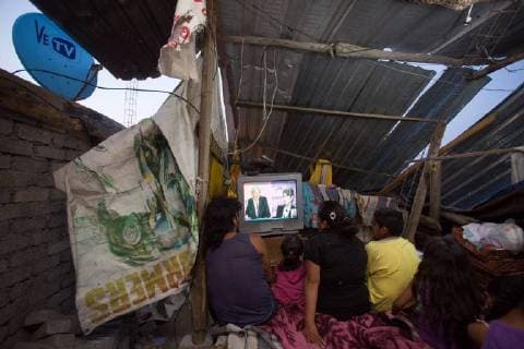 A family watches on television the first debate of the candidates for the Presidency of Mexico today, Sunday, April 22, 2018, in Morelia (Mexico). The five candidates for the Presidency of Mexico today began the first electoral debate, focusing on issues such as security, violence, combating corruption and impunity. Mexican candidates debate security, corruption and impunity !ACHTUNG: NUR REDAKTIONELLE NUTZUNG!  Copyright: xLuisxEnriquexGranadosx MRL02 20180423-636600563908639111