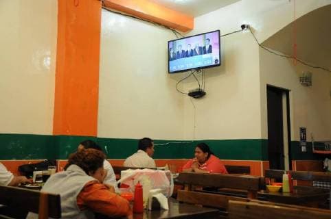 A family watches on television the first debate of the candidates for the Presidency of Mexico today, Sunday, April 22, 2018, in Xalapa (Mexico). The five candidates for the Presidency of Mexico today began the first electoral debate, focusing on issues such as security, violence, combating corruption and impunity. Mexican candidates debate security, corruption and impunity !ACHTUNG: NUR REDAKTIONELLE NUTZUNG!  Copyright: xLuisxAyalax MRL02 20180423-636600563914107892
