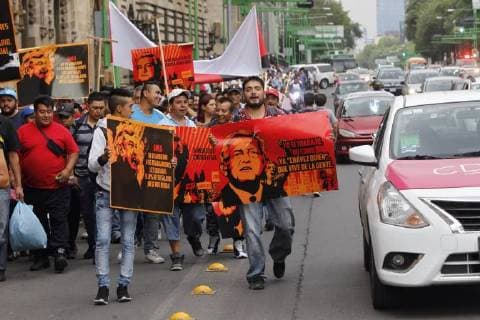 Supporters of presidential candidate Ricardo Anaya protest against leftist candidate Andres Manuel Lopez Obrador, before the start of the first presidential debate, in Mexico City, Mexico, 22 April 2018. The five candidates for the Presidency of Mexico will have this Sunday the first of their three debates to present their proposals on issues of security, fight against corruption and democracy and try to convince voters of their chances of victory in the elections of July 1. The first presidential debate in Mexico will focus on security and corruption !ACHTUNG: NUR REDAKTIONELLE NUTZUNG!  Copyright: xSASHENKAxGUTIÉRREZx MEX003 20180423-636600564519894047