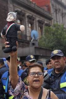 Supporters of presidential candidate Andres Manuel Lopez Obrador show their support before the start of the first presidential debate, in Mexico City, Mexico, 22 April 2018. The five candidates for the Presidency of Mexico will have this Sunday the first of their three debates to present their proposals on issues of security, fight against corruption and democracy and try to convince voters of their chances of victory in the elections of July 1. The first presidential debate in Mexico will focus on security and corruption !ACHTUNG: NUR REDAKTIONELLE NUTZUNG!  Copyright: xSASHENKAxGUTIÉRREZx MEX003 20180423-636600565740531980